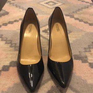 Like new MICHAEL Michael Kors Navy Patent Heels